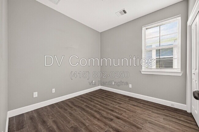 Building Photo - 1204 3rd St