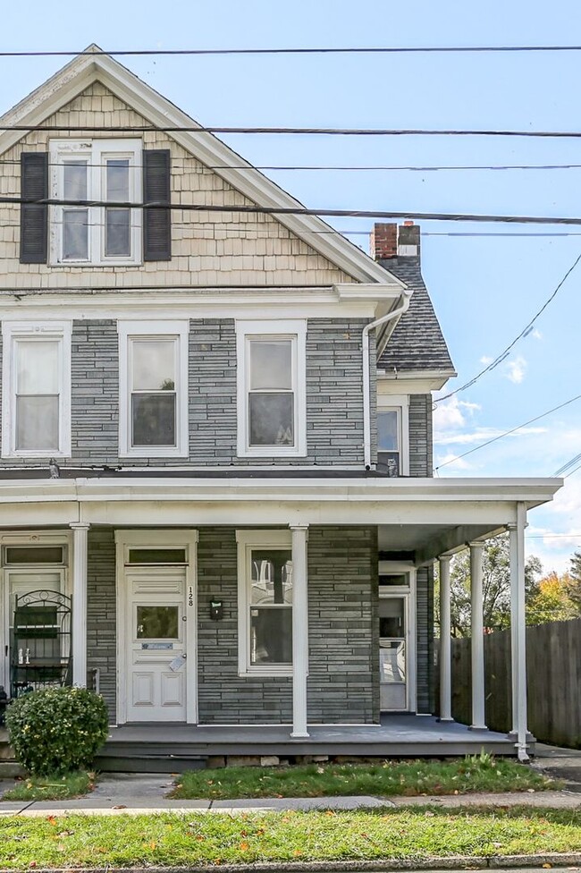 Building Photo - Three bedroom, 1.5 bath duplex