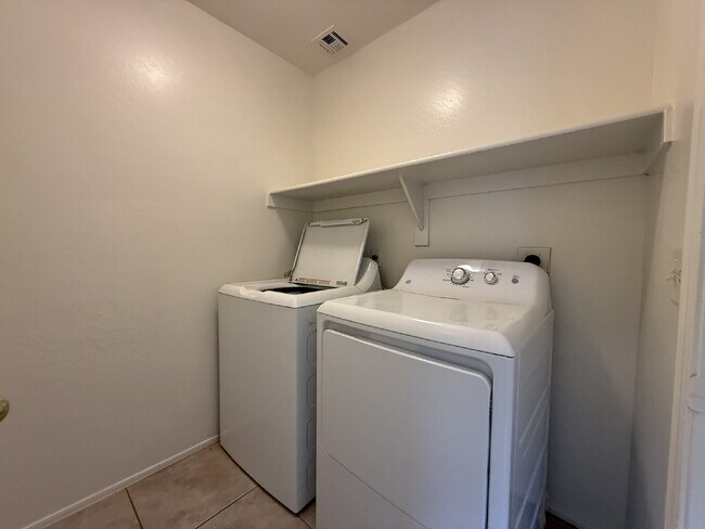 Building Photo - "Spacious 3-Bedroom Gem with 2.5 Baths in ...