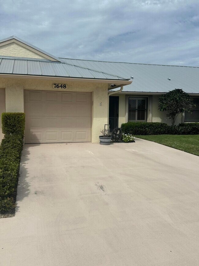 Building Photo - 7648 SE Sugar Sand Cir