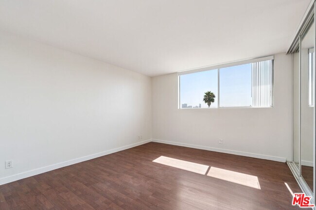 Building Photo - 100 S Doheny Dr