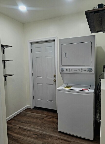Entry/Laundry Space - 3914 Clark St