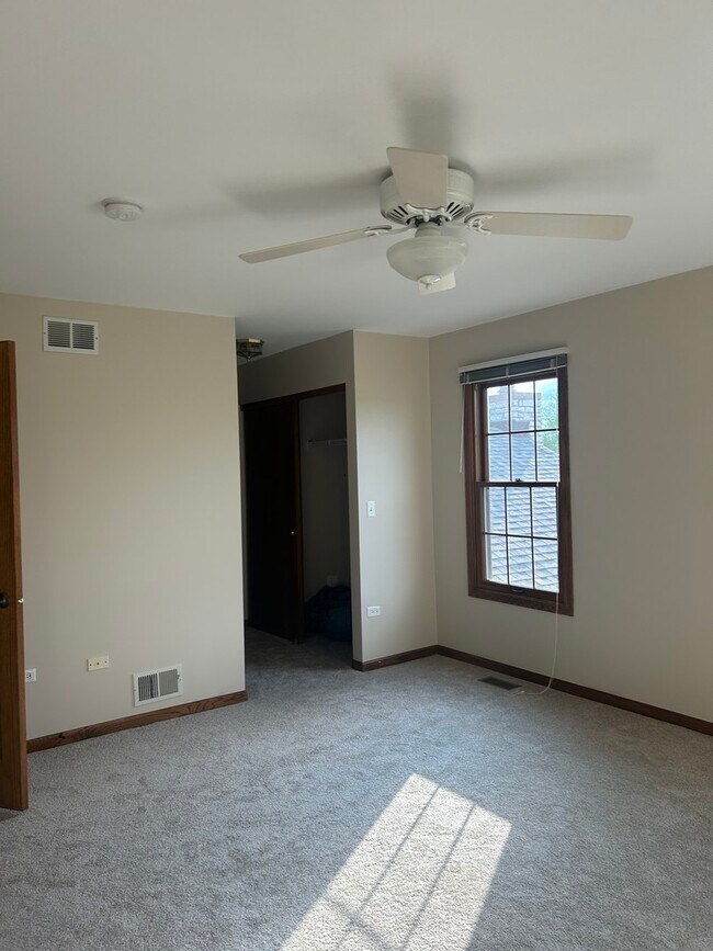 Building Photo - 527 Springwood Ln