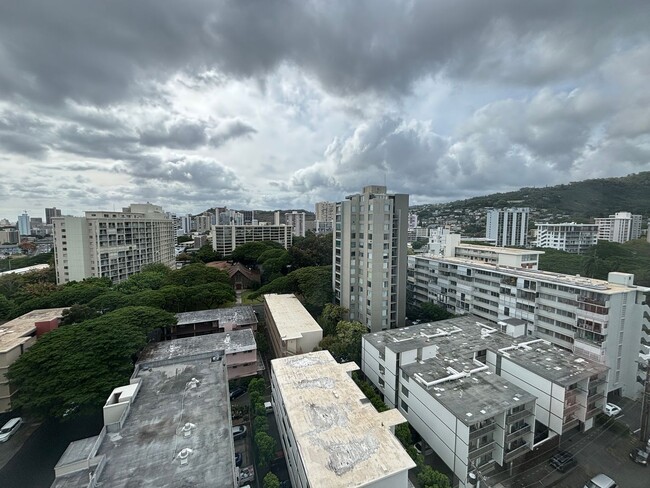 Building Photo - AVAILABLE NOW! 2 BED 1 BATH 1 COVERED PARK...