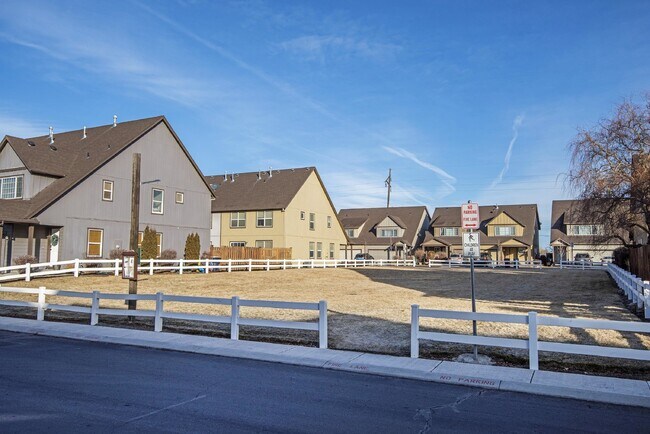 Building Photo - 3/2.5 Townhome in Redmond