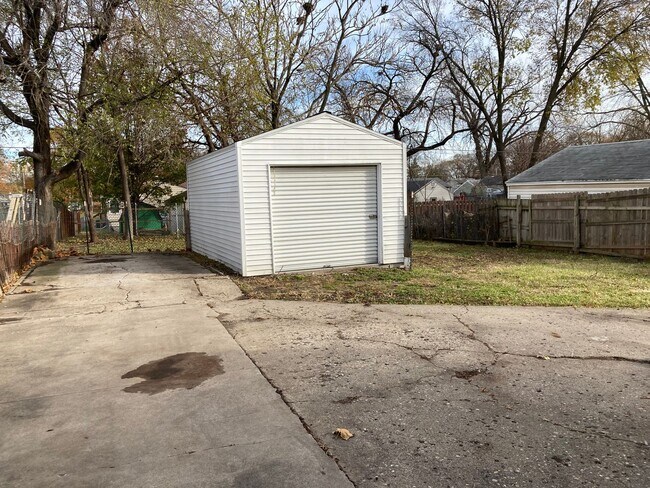 Building Photo - Spacious 3-Bedroom, 1-Bath Home - East Side Location