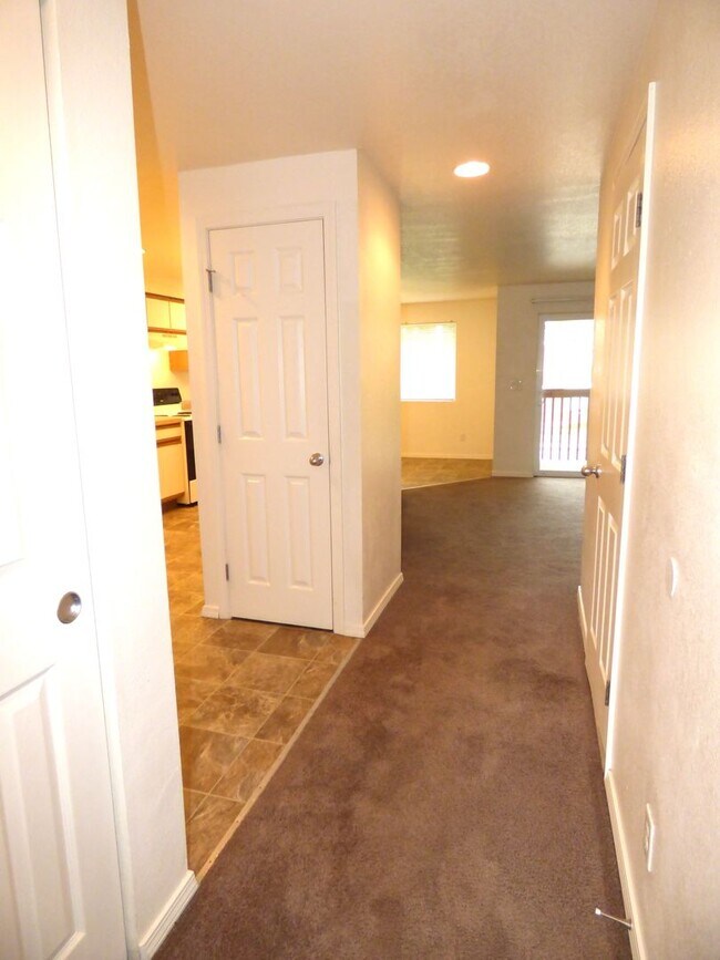 Building Photo - Rent Special: FREE June's Rent - 2 Bedroom 1 Bath Unit NE Salem!