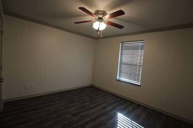 Building Photo - Beautiful 3 Bedroom 2 Bathroom Townhouse in South Tyler!