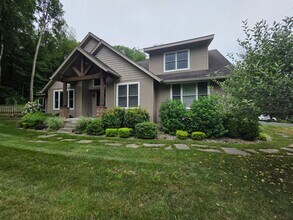 Building Photo - Luxurious 3-Bedroom Home in Poughquag, NY