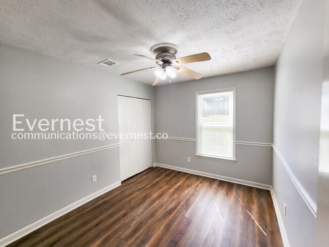 Building Photo - 3 Bed/2 Bath Home with Garage / Pet-Friendly / Coming Soon!