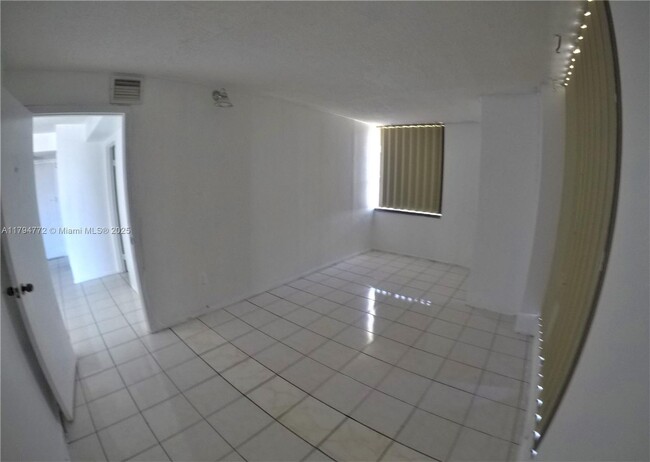 Building Photo - 1800 Collins Ave