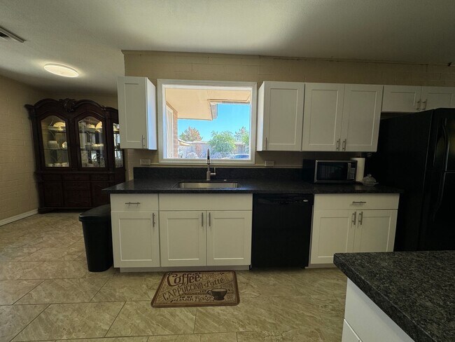 Building Photo - 3 Bedroom Furnished Home with UTILITIES INCLUDED with Courtyard Near the Colorado River 3-12 mont...