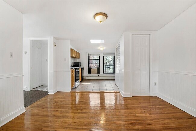 Building Photo - 212 5th St