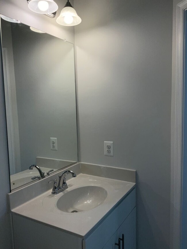 Building Photo - Beautiful 4BR 3.5BA 3 level townhome with 2 car attached garage located in the Cabin Branch Commu...