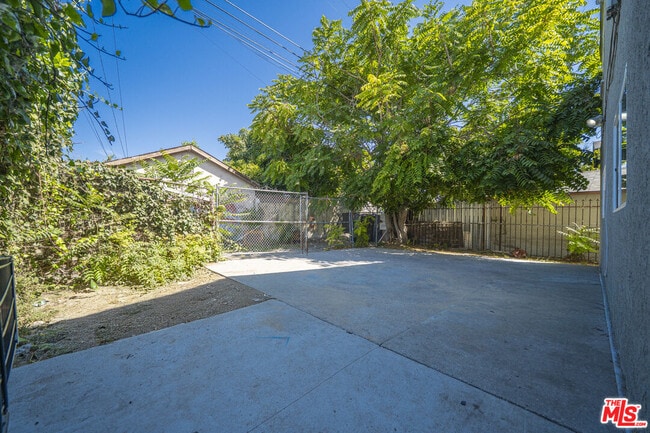 Building Photo - 231 E 85th St