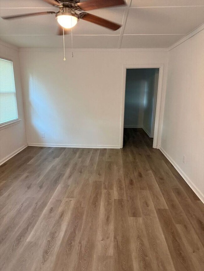 Building Photo - 605 Betty St