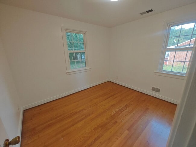 Building Photo - 3 bedroom home with fenced rear yard