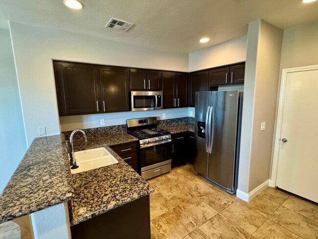 Building Photo - 3 Bed 2.5 Bath plus extra room Townhouse Style Condo / Attached 2 Car Garage