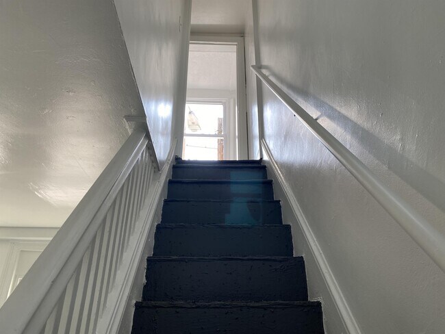 Building Photo - 28 E Maple St