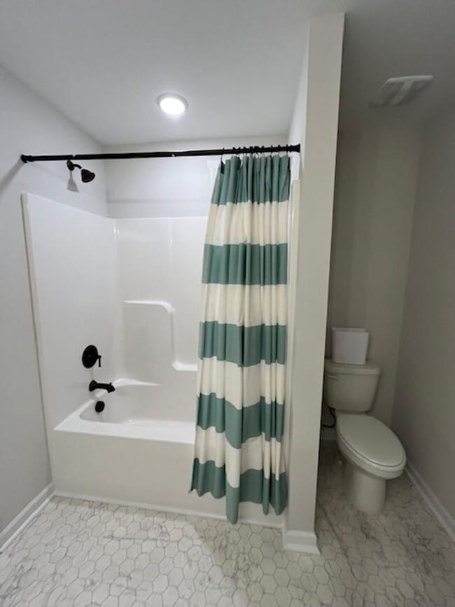 Building Photo - Stunning townhouse located in the heart of...