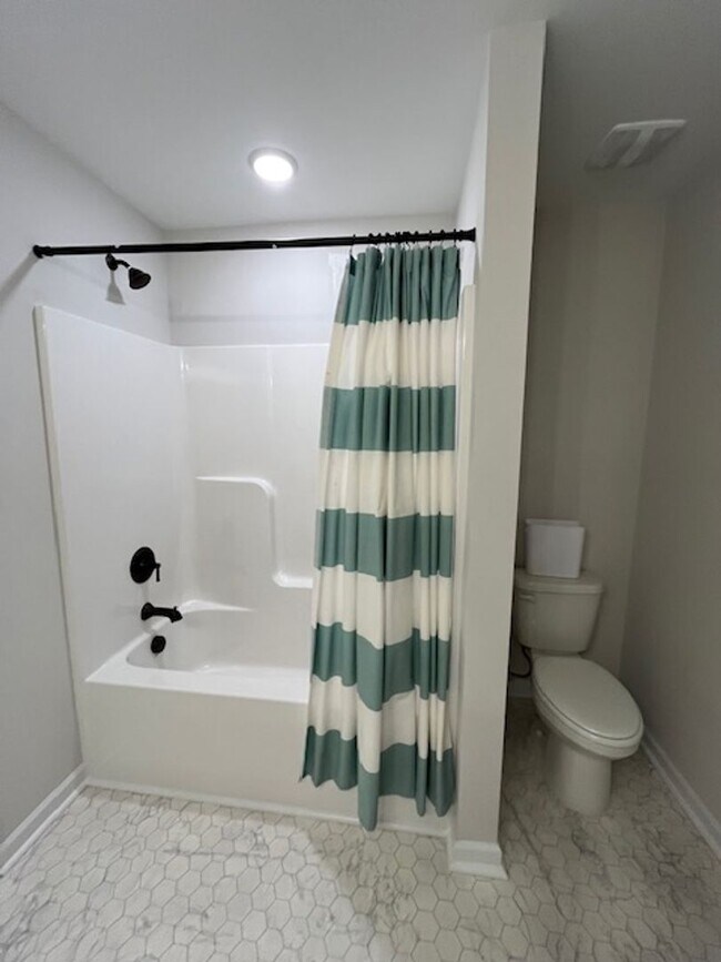 Building Photo - Stunning townhouse located in the heart of Winnabow!