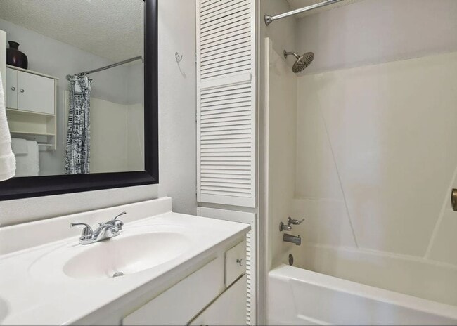 Building Photo - Charming & Spacious 3-Bedroom Home for Rent in Shakopee