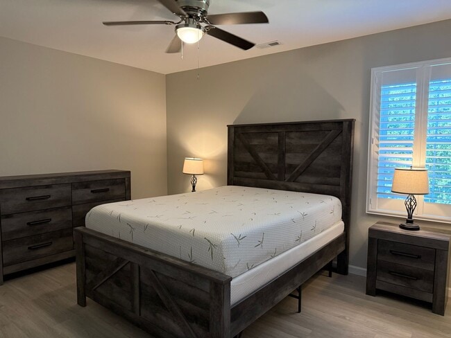 Building Photo - Fully Furnished 3 Bedroom, 2 Bath Home wit...