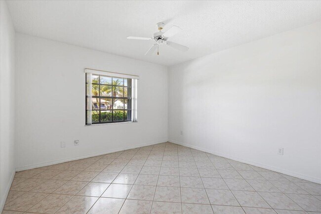 Building Photo - 1902 SE Gaskins Cir