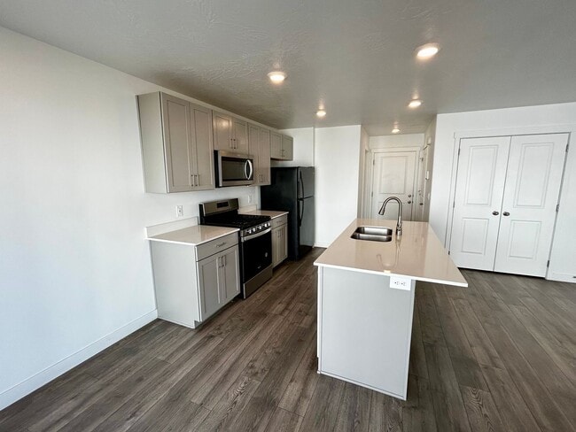 Building Photo - Comfortable and Spacious 4-Bedroom Townhome in Cedar City!