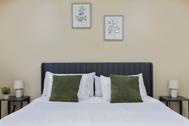 Building Photo - 1356 Larchmont Dr