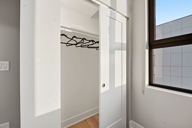 Building Photo - 6044 N Winthrop Ave