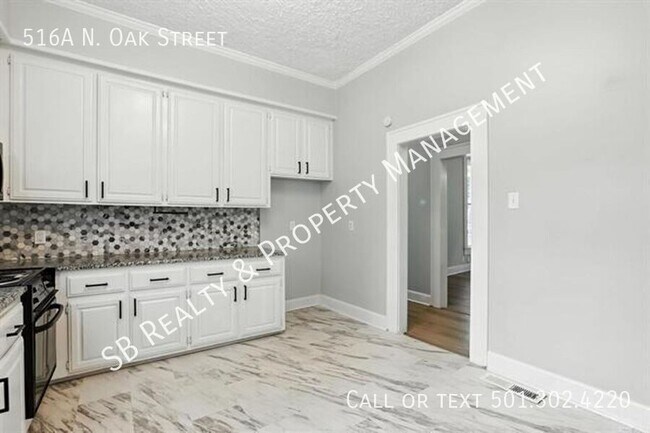 Building Photo - 516 N Oak St