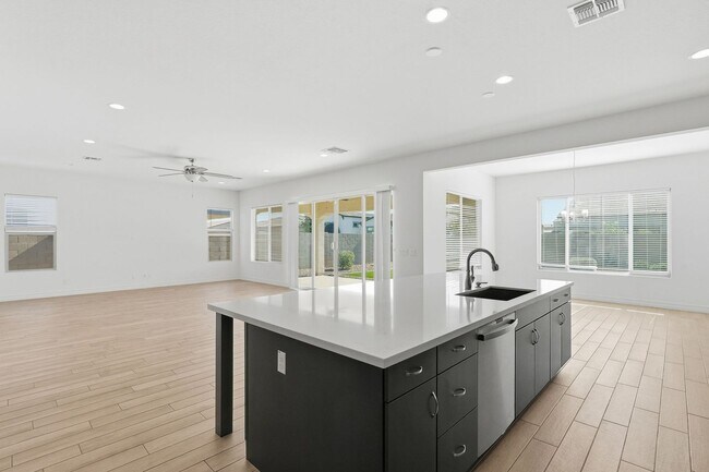 Building Photo - Gated Community Amazing ameneties