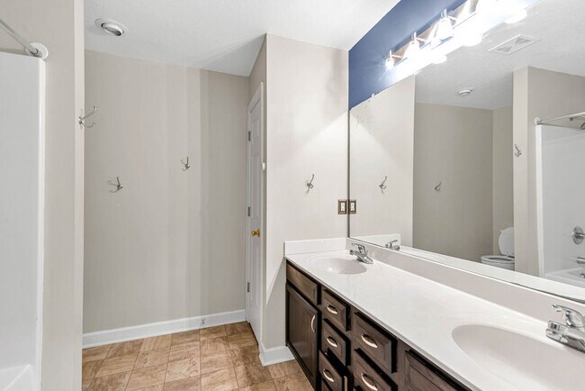 Building Photo - 300 Streamwood Dr