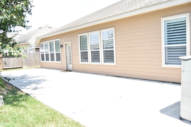 Building Photo - 18627 Summercliff Ln