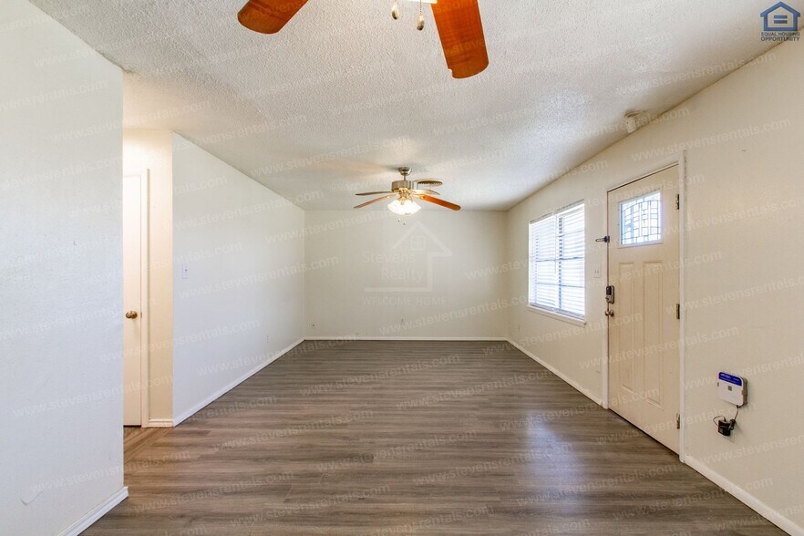 Building Photo - 717 SW Ranch Oak Blvd