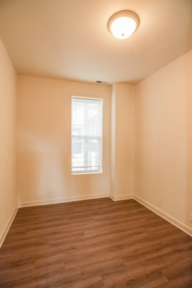 Building Photo - 747 Damen