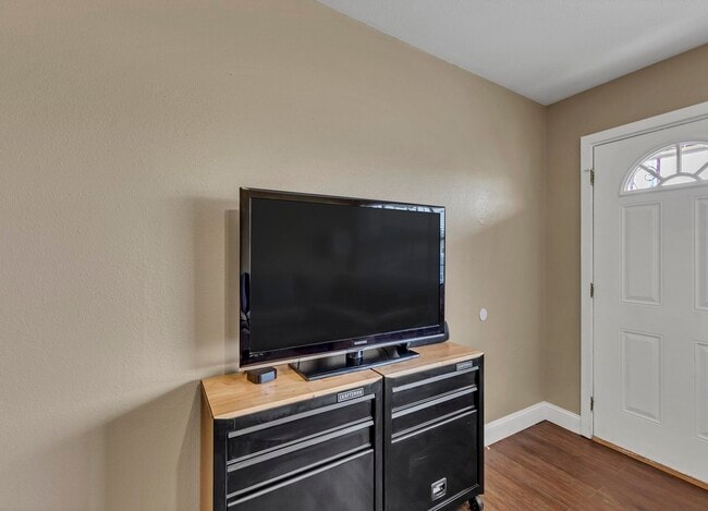 Building Photo - 460 School Ave