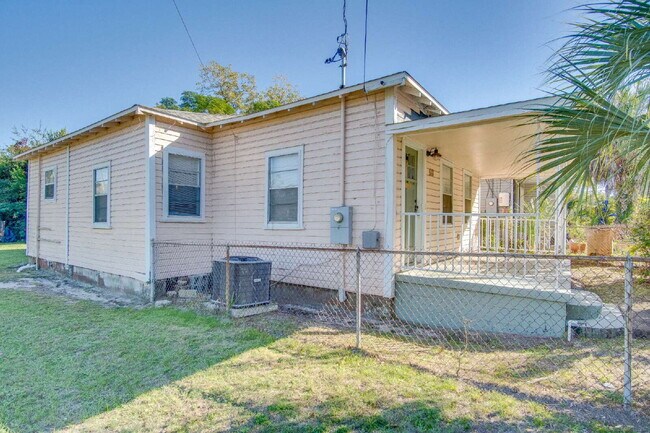 Building Photo - Charming 2-Bedroom Cottage Near Downtown P...