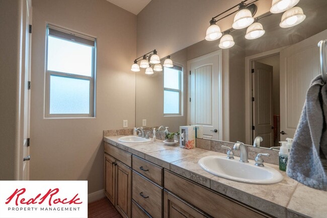 Building Photo - Minimally Furnished home in Little Valley!