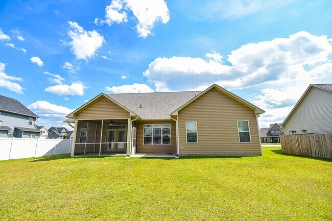 Building Photo - 4 Bedroom 3 Bathroom No Pets