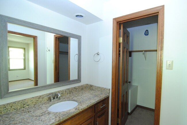 Building Photo - Spacious Rental in Sherwood