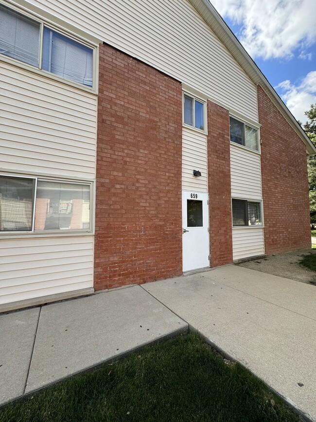 Building Photo - 659 E Fullerton Ave