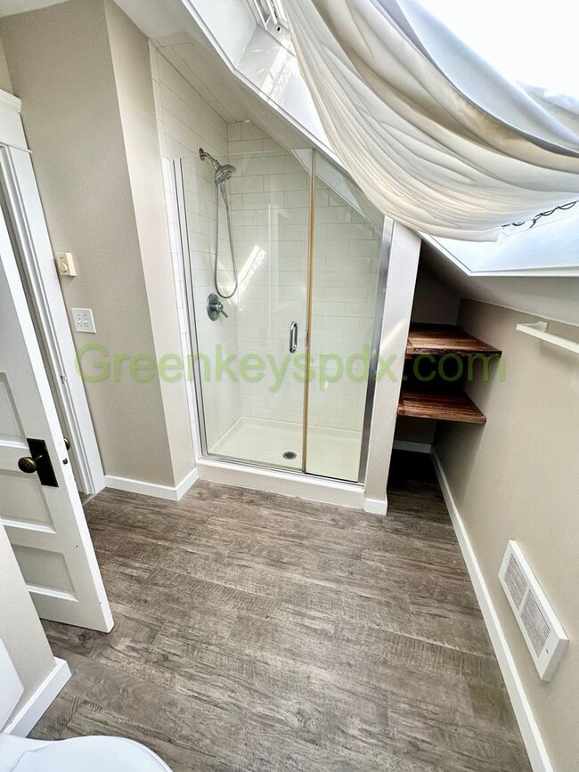 Building Photo - Gorgeous 1 Bedroom 1 Bath Top Floor Unit i...