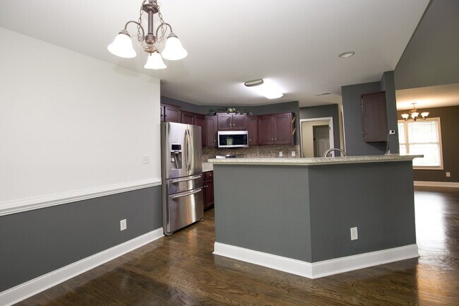 Building Photo - *Lease Special!* Fiber optic internet incl...
