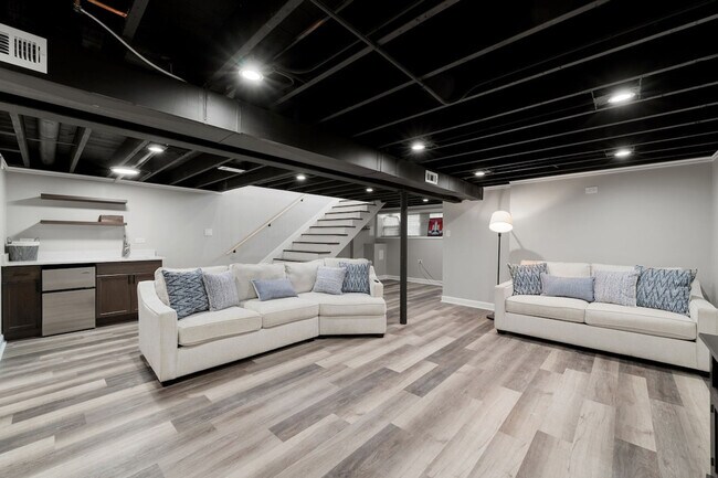 Building Photo - 5641 W 64th St