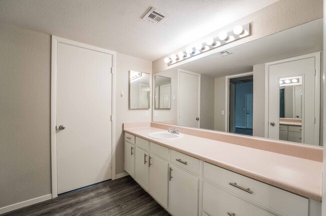 Building Photo - 1 bedroom Condo unit that is the perfect p...