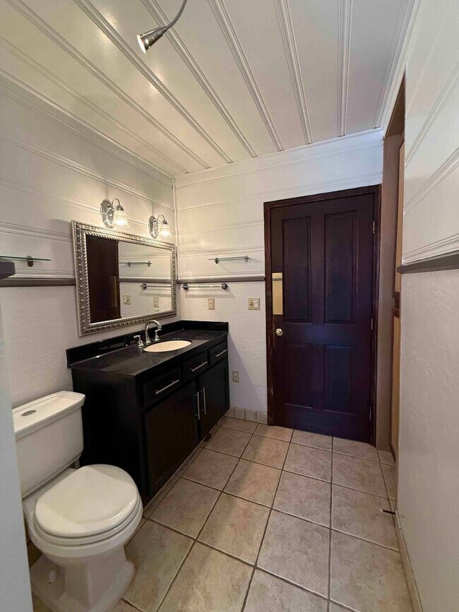 Building Photo - Charming Land Park 2 Bedroom