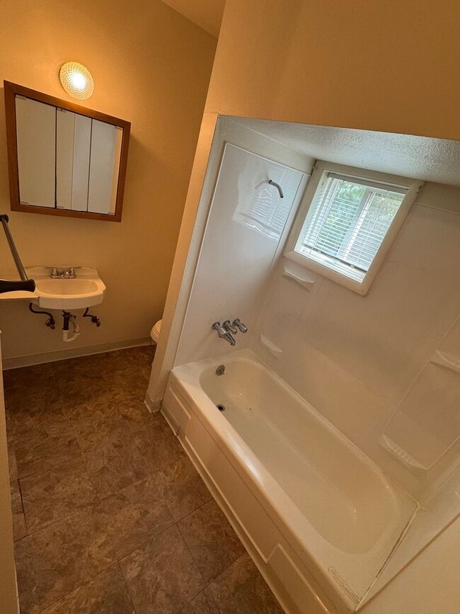 Building Photo - Studio Apartment in Downtown Eugene