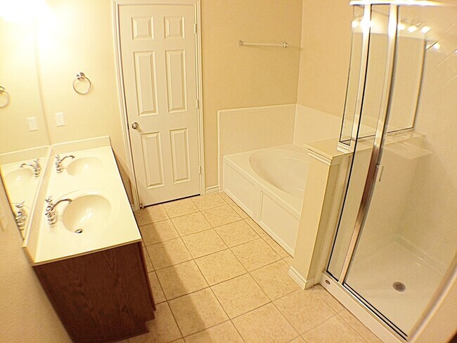 Building Photo - Newly Updated Expansive 5 Bedroom 3.5 Bath...